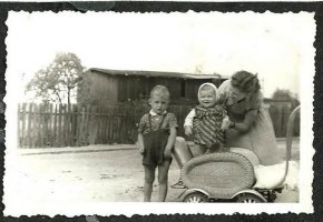 Rok 1956. Fotografia zrobiona na podwórku kamienicy nr.9. W tle drewniana stodoła,która stała przy Malczewskiego.Za nią już tylko łąki.