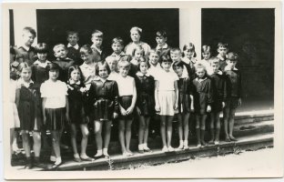 Dzieci z rocznika 1955 z wychowawczynią Marią Papierkowską (EP)