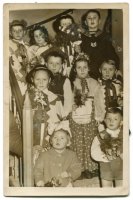 1958 rok. - 3.05 - uroczysta Msza Św. - cyt." O godzinie 10-ej została odprawiona uroczysta suma z wystawieniem Najświętszego Sakramentu oraz procesja, w której wzięła udział orkiestra Niższego Seminarium Duchownego w Słupsku, dziatwa szkolna pięknie przybrane dzieci przedszkolne, które sypały kwiatkami Panu Jezusowi. Podniosłe kazanie okolicznościowe wygłosił ks. mgr Józef Ferensowicz Dyrektor Niższego Seminarium Duchownego w Słupsku. Gorliwy kaznodzieja pobudził i zachęcił wiernych do ofiarności i" ( Kronika Parafii , z:korona.lebork.pl)