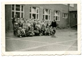 Dzieci z rocznika 1949, z wychowawczynią Marią Papierkowską (EP)