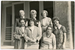 Rok 1967, grono pedagogiczne i rodzice uczniów. Od lewej u góry: Franciszek Szysz, Bożena Szyc, Maria Papierkowska, niżej od lewej: Jadwiga Kłosowska, Teresa Dąbrowska, p.Ruckeman, p.Turska (EP)
