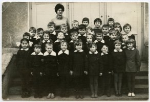 Rok 1968, kl.I .Wsród uczniów;Beata Dudzińska, Mariola Pruska, Adam Ebertowski,Henryk Fidor, Mirek Garnowski, Roman Rezmer, Ewa Maleszka, Ela Kowalska, Danka Teliczan, Mirka Worotyńska,Iwona Józwikowska, Ala Pisarska(EP)