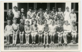 rok 1969, dzieci z rocznika 1957,Wychowawczyni p.Bożena Szyć ( w środku) obok po prawej Maria Papierkowska (EP)