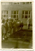 Rok 1956, dzieci z rocznika 1949,rozpoczęcie roku szkolnego, w głębi nauczyciel p.Wycke (EP)
