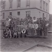 Rok 1975, dzieci z roczników 1969-70.Z prawej - dyrektorka przedszkola p.Helena Wysokińska, w środku - wychowawczyni p.Kozub.