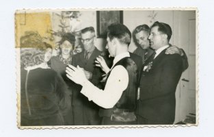 Stoją od prawej: Józef Grzenkowicz, Szulc, Jan Formela – dyryguje, Edward Mach, Józefa Kielm, Gabriela Rybka.