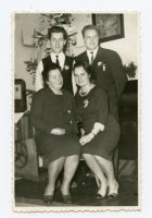 Rok 1966. Spotkanie opłatkowe Chóru „Harmonia” w domu Jana Formeli przy ul. Kaszubskiej 15. Stoją od lewej: Jan Formela, Zygmunt Dawidowski, siedzą od lewej: Rozalia Pawlikowska, p. Dąbrowska.