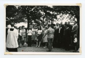 29.06 1973 – Mściszewice. Prymicja ks. A. Formeli (brata założyciela chóru „Harmonia”), w którym chór brał udział. Stoją od lewej: Janina Rybka, Danuta Dorniak, Wacława Rybka, Grażyna Formela, Zofia Dawidowska, Kazimiera Chachaj, NN, Teresa Chyłek, Anna Formela, Jan Formela, NN, Antoni Miller, Zygmunt Rychert, Marian Zych, Eugeniusz Kaczykowski, NN, Zygmunt Dawidowski, Józef Grzenkowicz. Mały chłopczyk to Tadeusz Formela, synek założyciela chóru.
