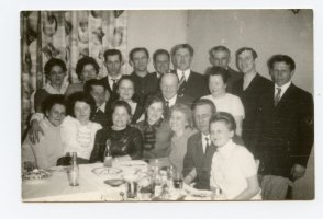 Rok 1972. Wieczorek Wielkanocny chóru „Harmonia” u. p. Wiczkowskiego. Stoją od prawej: Alfons Lejk, Edmund Formela, Szulc, Józef Grzenkowicz, Zygmunt Dawidowski, Wroński, Jan Formela, Wrońska, Eleonora Bladowska. Siedzą od lewej: Wa-cława Rybka, Teresa Wiczkowska, Eugeniusz Kaczykowski, Gabriela Pipka. Maria Grzebiela, Teresa Terman, Antoni Miller, Anna Formela-Elwart, Józef Elwart, Danuta Rybka.