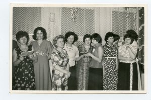 Rok 1980. Członkowie chóru w 1980 r. Stoją od lewej: Barbara Kowalczyk, Teresa Chyłek. Anna Elwart, Zofia Dawidowska, Kazimiera Wrońska, Lucyna Grzona, Janina Konieczna, Danuta Dorniak