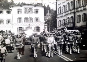 1977 r. Szklarska Poręba. Przemarsz zespołu „Młodość” ulicami Szklarskiej Poręby