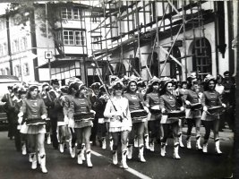 1977 r. Szklarska Poręba. Przemarsz zespołu „Młodość” ulicami Szklarskiej Poręby