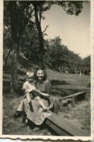 ROK 1949-1950.Państwowy Dom Dziecka nr 1 w Lęborku.Szymek z opiekunką.