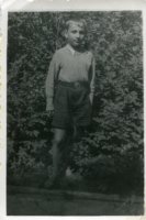 Rok 1957-58.Szymek Bata w ogrodzie. Domu Dziecka nr 3, Plac Wolności, obecnie Piastowski 6