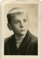 Zdjęcie Szymona do szkolnej legitymacji z podrobioną datą urodzenia w celu uzyskania możliwości wejścia do kina Fregata na film od lat 14