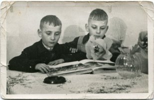 Rok 1957-58 PDDZ nr 3.Wizytacja kuratorium Oświaty z Gdańska.Wzorowi wychowankowie - po lewej Szymon Bata,obok Adam Wistkin (?)