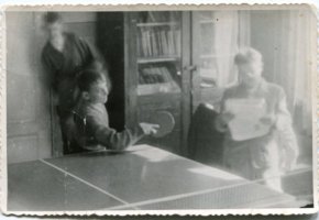 Rok 1958-60. Dom dziecka nr 3. Mecz tenisa stołowego.Zawody , także w szachy, warcaby itp odbywały się między wszystkimi domami dziecka w całym województwie gdańskim.