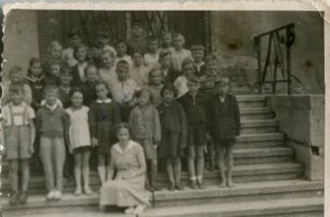 Rok 1957/58,Szkoła pdst nr 1, klasa IV lub V. Koniec roku szkolnego.Na schodach siedzi wychowawczyni p. Lewińska.1/4 dzieci z tej klasy była z domu dziecka.