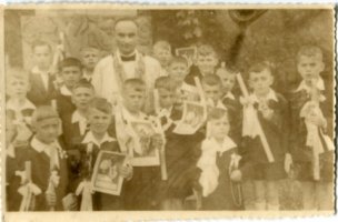 Rok 1957 lub 58. Zdjęcie przed kościołem św.Jakuba.Szymon trzei od lewj.