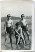 1959 , obóz nad jeziorem w Łebie.Od lewej Tadeuszak ps Żyrafa,pani Gissla, Szymon Bata