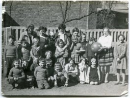 Rok 1959-61,Dom Dziecka nr 3,grupa młodszych dzieci z wychowawczyniami.Od gór z lewej strony p.Irena Jasińska b.lubiana, niezwykle wysportowana,Czesława Ponty,p.Lucyna Gączarek- Lusia,bardzo miła, lubiana.Stoi pierwszy od lewej Zdzisław Napierski,trzecia Basia Strach