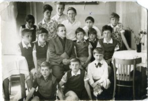 1959 -60 1 czerwca, dzień dziecka w Domu Dziecka..Świetlica.Stoją od lewej Rieband Joachim,Henryk Nowak,Szałkowski,Roman, Piekarski,Szymon Bata,Luciński "Starszy"siedzą od lewej Dieter Riebant,Tadeusiak "Żyrafa",wychowawca starszej grupy chłopców Erwin ???, Luciński Młodszy, Kelmann Młodszy,Stefan Babiński.n apodłodze siedzą Niedzielak,Kellman Starszy,Józef Rieband