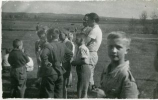 Rok 1958-60.Spotkanie chłopców i wychowawców domów dziecka nr 2 i 3 nad rzeką Łebą od strony parku.Tam chodzili się kąpać a zimą na rozlewisku jeździli na łyżwach.Na pierwszym planie wychowawca p. Stanisław Fularczyk,obok Adaś Wiotkin