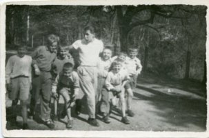Rok 1958-1961.Dom dziecka nr.3.Starsza grupa chłopców w parku miejskim.Od lewej stoją Zbyszewski,Plutowski,Bata,w środku wychowawca p.Stanisław Fularczyk,- uwielbiany ale "straszny wodolej".Dalej Adam Wiotki ps.Polityk