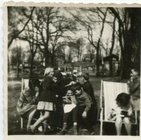 Rok 1957-60.Od lewej Grażyna, córka kierowniczki domu dziecka, stoi Basia Strach.