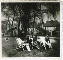 ROK 1957-60. OGRÓD DOMU DZIECKA NR.3. Na leżaku siedzi Jola Czabrowska, nad nią stoi.........................