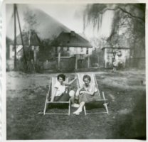 Rok 1957-60, ogród domu dziecka nr 3- nad rzeką Łebą. Po lewej kierowniczka Domu- p.Irena Miller, obok pani Danusia