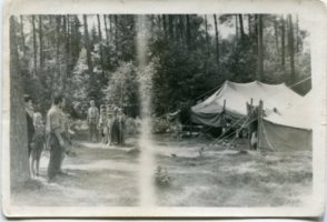 Rok 1959-60, obóz harcerski, okolice Choczewa.Na drugim planie,w głębi drużyna domu dziecka. Drużynowy Piotr Rzeczkowski.
