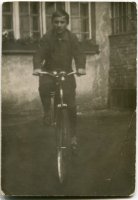Rok 1959-60.Szymon na rowerze, z tyłu okna jadalni, z prawej zakratowane okno umywalni/łazienki