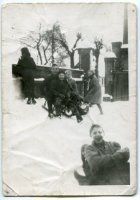 Rok 1958-61.Zima na podwórku domu dziecka nr.3.Od góry Piotrek Rzeczkowski,Rysiu Zbyszewski, obok Basia Strach,Na dolnych sankach siedzi Rocko- był świetnym opowiadaczem książek, które przeczytał