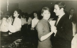 Rok 1962/63 ? .Internat Zasadniczej Szkoły Zawodowej.Na potańcówkę zaproszono dziewczyny ze szkoły pielęgniarskiej.Takie imprezy organizowano raz na parę tygodni..Szymon w tańcu z Danusią ( nazwiska nie pamięta)