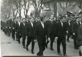 Rok 1962, Szkoła zawodowa w pochodzie pierwszomajowym.W tle budynek szpitala i tzw portiernia szpitalna.