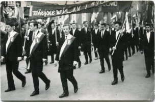 Rok 1964,pochód 1 Majowy,Uczniowie Zasadniczej Szkoły Zawodowej.Na transparencie informacja,że szkoła zajęła I miejsce w ogólnopolskiej olimpiadzie "Polska i Świat Współczesny". Nagrodą był wyjazd do Moskwy. Kapitanem zwycięskiego zespołu był Szymon Bata.