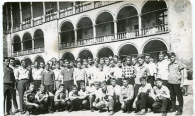 1964, wycieczka szkolna do Krakowa..Pierwszy z lewej Szymon Bata, obok p. Repiński ,obok kierownik szkolnego internatu ??