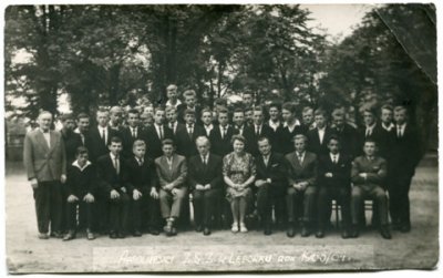 !963/64.Absolwenci szkoły - jedna z klas.W środku wychowawczyni p.Frąckowiak, ps.Ciotka, uczyła matematyki,,po jej prawej dyr.p.Józef Klawikowski,po jej lewej nauczyciel technologii i materiałoznawstwa ???? ps.Słoń