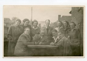 15.05.1952 r. Liceum Wychowawczyń Przedszkoli. Rada Pedagogiczna. Pośrodku siedzi dyrektor – p. Witkowski. Pierwsza z lewej: Aniela Bogutyn. Drugi rząd od lewej: p. Romejko, pośrodku: p. Libich (księgowy), po prawej p. Nowakowicz