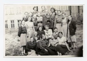 Rok 1951. Klasa I licealna. Druga w II rzędzie nauczycielka p. Nowakowicz. Piąta z prawej w II rzędzie. Zofia Bladowska w II rzędzie pośrodku. Leokadia Grabska pierwsza z prawej na dole.