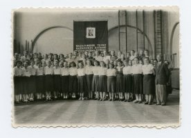 Rok 1953. Chór Liceum Wychowawczyń Przedszkoli. W I rzędzie, (druga z lewej) Zofia Bladowska. Pierwsza z prawej Adela Andrzejewska. Obok nauczyciel (NN).