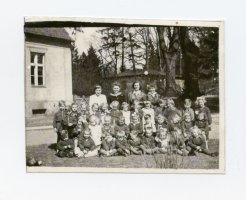 Rok 1953. Maszewo. Praktyka Zofii Bladowskiej (druga od lewej) oraz kol. Pająk (czwarta od lewej.