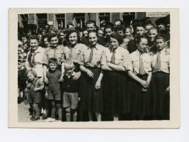 Rok 1953. Pochód pierwszomajowy. Uczennice Liceum Wychowawczyń Przedszkoli przed wymarszem. Od lewej: Zofia Bladowska, Hildegarda Orzechowska i Barbara Kucharska. Pozostałe NN.