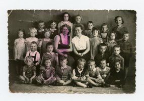 Rok 1954. Przedszkole Ćwiczeń przy ul. Kossaka 108, grupa najmłodsza. W środku dyr. Urszula Kosior, obok niej Zofia Bladowska, z prawej Janina Andrusiak – intendentka. Jej syn Andrzej – trzeci od prawej w dolnym rzędzie.