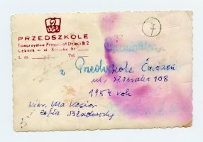 Rok 1954. Przedszkole Ćwiczeń przy ul. Kossaka 108, grupa najmłodsza. W środku dyr. Urszula Kosior, obok niej Zofia Bladowska, z prawej Janina Andrusiak – intendentka. Jej syn Andrzej – trzeci od prawej w dolnym rzędzie. - Druga strona zdjęcia 7 z oryginalną pieczątką.