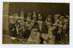 Rok 1954. Przedszkole Ćwiczeń przy ul. Kossaka 108, grupa najmłodsza, wych. Zofia Bladowska. W pierwszym rzędzie Jolanta Lupa i Danuta Józkowska. Ponadto (nie kolejno): Wanda Wiśniewska, Teresa Kabała, Wiesław Turek, Janusz Grota, BolesławSępior, Barbara Regosz, Grzegorz Goj, Zbigniew Murzyn, Janusz Paluszewski.