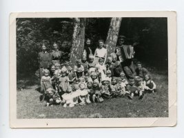 Rok 1954. Przedszkole Ćwiczeń przy ul. Kossaka 108, grupa najmłodsza, wych. Zofia Bladowska, cztery praktykantki. Przygrywa żołnierz z lęborskiej jednostki wojskowej.