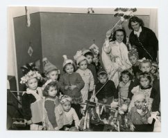 9.01.1958 r. Przedszkole Ćwiczeń przy ul. Kossaka 108, grupa najmłodsza, wych. Zofia Bladowska – „Królowa Zimy”. Z prawej praktykantka.