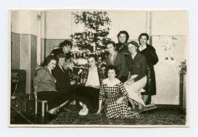 Rok 1959. Personel Przedszkola Ćwiczeń przy ul. Kossaka 108. Od lewej w pierwszym rzędzie: Janina Ziegert – kierowniczka, p. Fegler – dyr. Liceum Wych. Przedszkolnego, Zofia Gołąb – wychowawczyni, Wanda Kużaj – wychowawczyni. Od lewej w drugimrzędzie: p. Bławat – wychowawczyni, Zofia Bladowska – wychowawczyni, Helena Wysokińska – wychowawczyni. Od lewej w trzecim rzędzie: p. Kaczor – intendentka oraz Adela Drapczyńska – wychowawczyni.